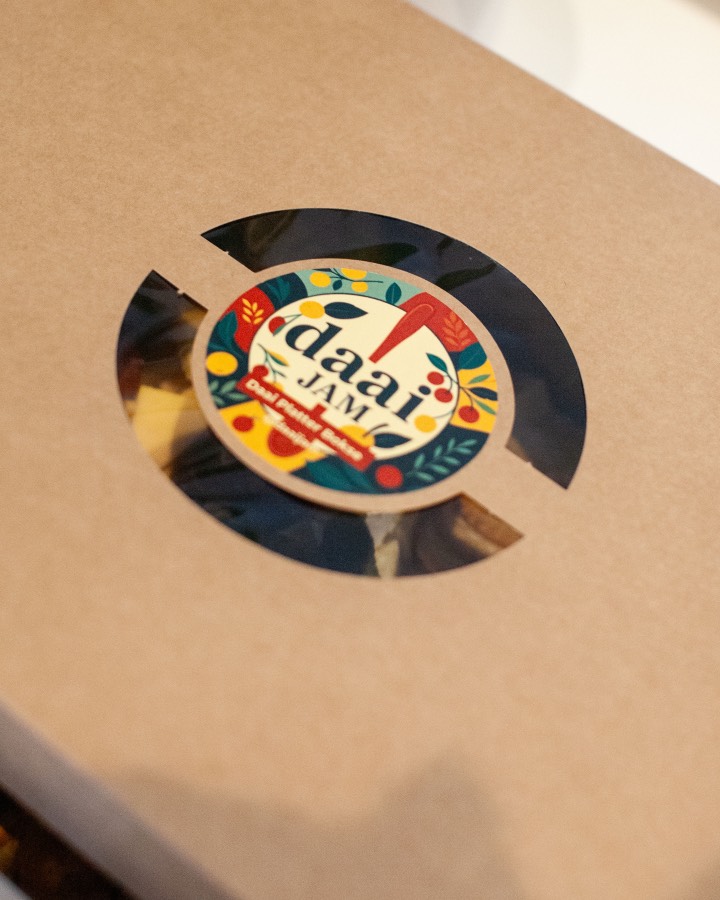 A closed Daai Platter Boks with the Daai Jam label on the lid